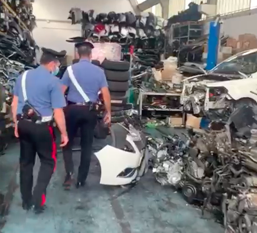 Smontavano auto rubate per rivendere i pezzi, carabinieri denunciano tre persone [VIDEO]