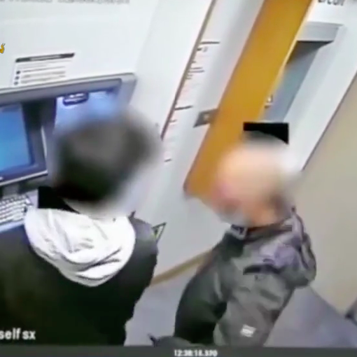 Il rapinatore con il ragazzo al bancomat