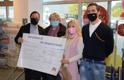 Dm inaugura ad Alpignano il primo punto vendita e dona 2 mlla euro al Rifugio “Il Bau”