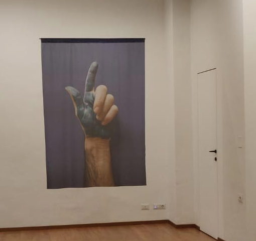Alla Galleria Sutura di via Sacchi, la mostra di Francesca Grilli indaga la natura del tatto