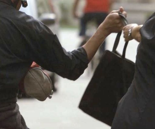Sicurezza urbana, arrestato per furto con strappo e rapina dai vigili grazie all’intervento di un passante