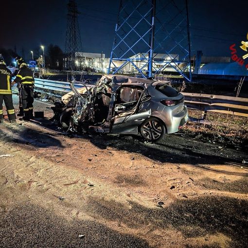 Scontro tra cinque mezzi a Settimo Torinese: camion si ribalta, c’è un ferito grave