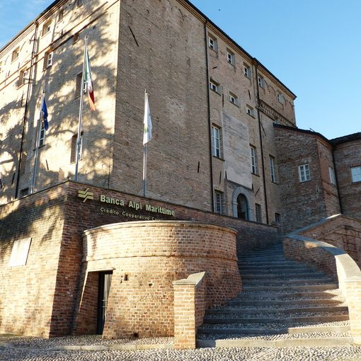 La sede di Banca Alpi Marittime a Carrù