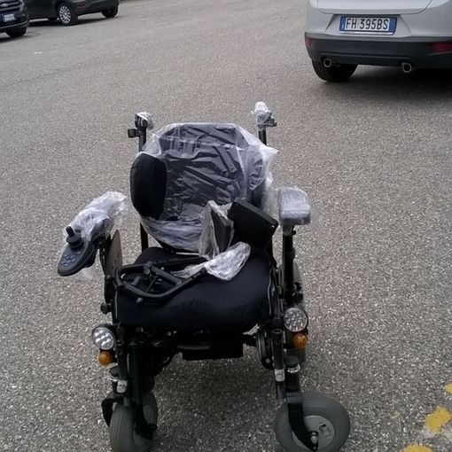 E’ a disposizione nella Depositeria Comunale di strada Druento a Torino la sedia a rotelle elettrica abbandonata sul marciapiedi di via Nicola Fabrizi