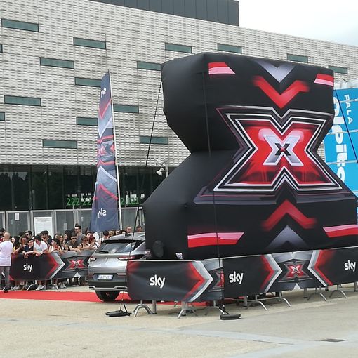 X Factor mania, ancora lunghe code fuori dal Pala Alpitour per realizzare il sogno di essere una popstar