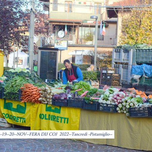 Festa di strada con stand e attrazioni