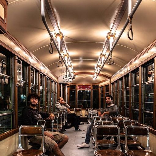 Concerti che seguono il ritmo del tram: questa sera, la prima de “Sità Scoté su rotaia”