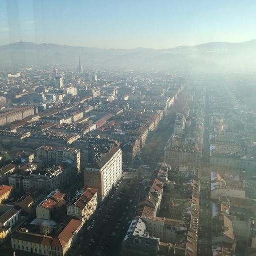 L'anno nuovo si ritrova lo smog di quello vecchio: domani torna il blocco auto fino ai diesel Euro4