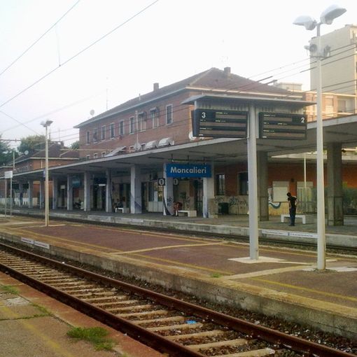 Moncalieri, incendio nel pomeriggio nell'area della stazione ferroviaria