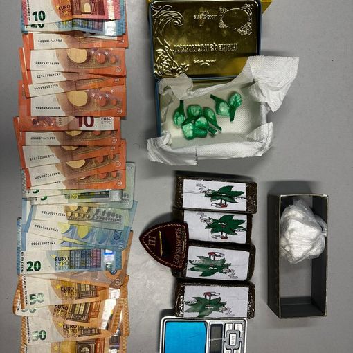 soldi e droga su un tavolo dopo un sequestro