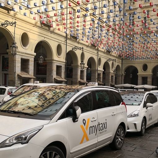 Torino, i taxisti occupano la piazza del Comune contro gli Ncc