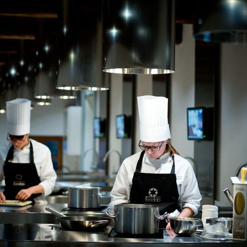 Dalle lezioni di cucina nel Castello di Roddi ai ristoranti del circuito Michelin in meno di un anno: parte a febbraio il Corso Professionale di Alta Cucina Italiana di &quot;Terra&quot; (VIDEO)