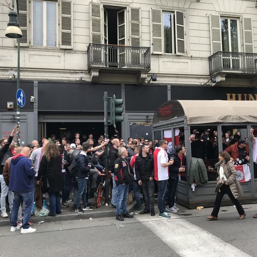 Tifosi dell’Ajax bloccano il controviale di corso Vittorio Emanuele II: cori e fumogeni fuori dal pub [VIDEO]