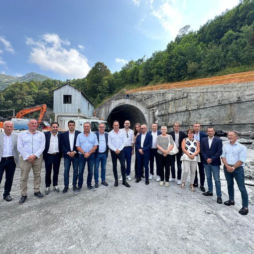 Il presidente Cirio e gli altri assessori di fronte al tunnel del Tenda