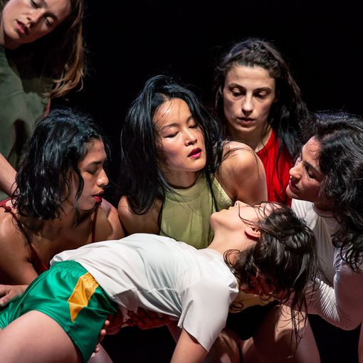 A Torinodanza Lisbeth Gruwez balla un dialogo sonoro con il mare e la parola