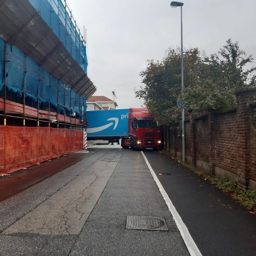 Tir Amazon incastrato in via Palli