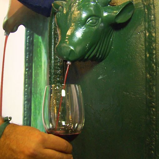 Un Toret da cui sgorga vino attraversa la città