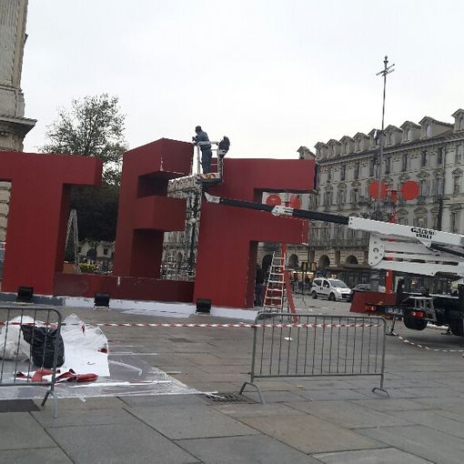 Tutto pronto per il Torino Film Festival: in piazza Castello arrivano le enormi lettere rosse