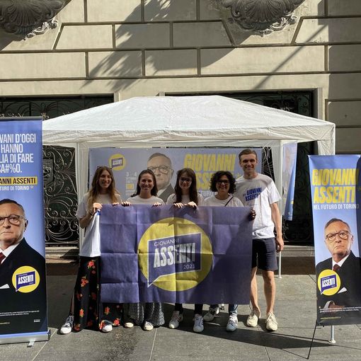 Elezioni, gazebo a Torino per il candidato che non c'è: al centro del &quot;programma&quot; le urgenze giovanili
