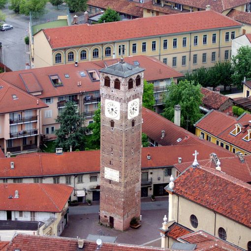Grugliasco, torre civica e il Palazzo comunale illuminati per la giornata dedicata alla Sclerosi Tuberosa