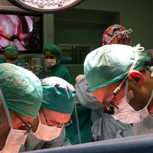 medici durante un trapianto