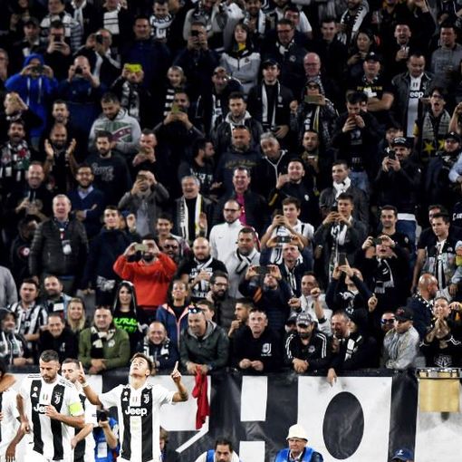 Tifoso juventino cade dalla tribuna mentre esulta per il 2 a 2 (annullato). La sua vita non è in pericolo
