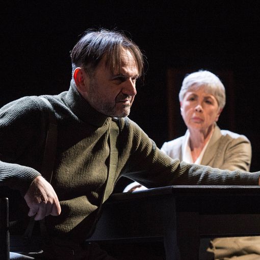Ottavia Piccolo e Paolo Pierobon in scena con “Eichmann. Dove inizia la notte”, che ci insegna la banalità del male