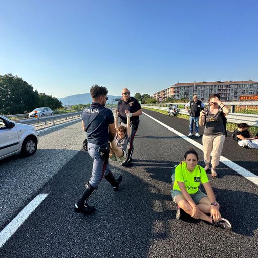 Blocco del traffico degli ecologisti, la solidarietà del Consiglio comunale ai tre giornalisti multati