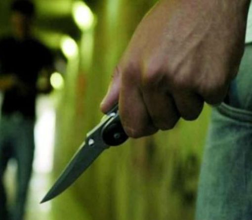 uomo con un coltello in mano