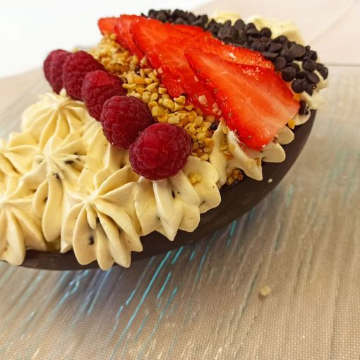 Uovo di Pasqua farcito con colomba e crema al mascarpone