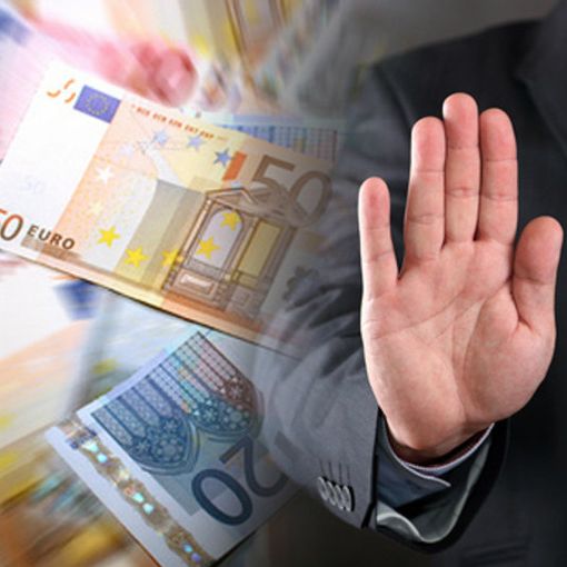 Mano che ferma di fronte a denaro contante