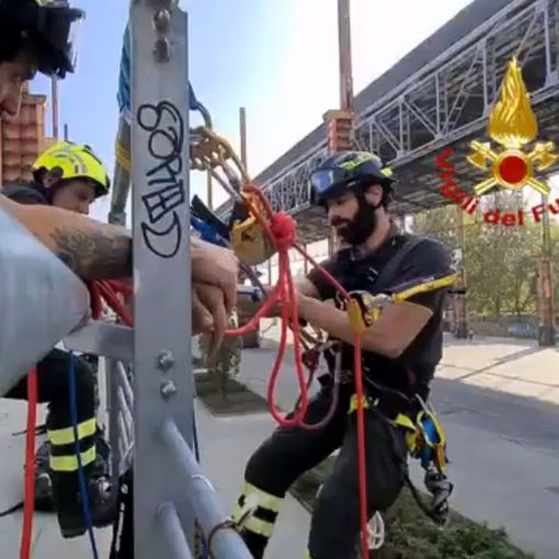 Spettacolare esercitazione dei vigili del fuoco al Parco Dora: con moschettoni, carrucole e corde simulano il soccorso in altezza [VIDEO]