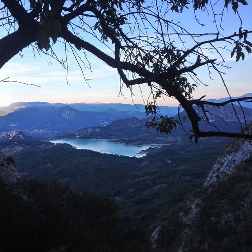 Esce per una gita in canoa su un lago in Molise: muore 63enne del Torinese