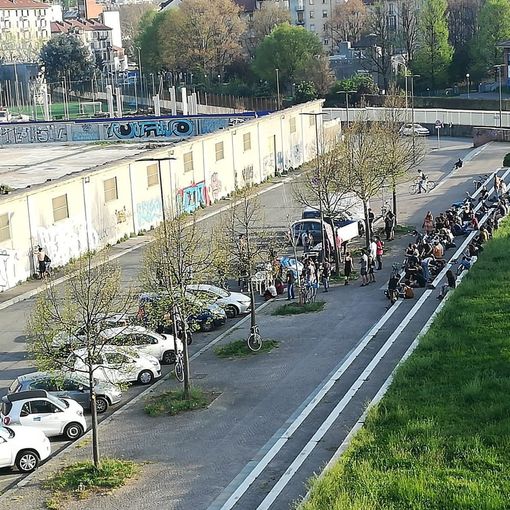 Decine di ragazzi assembrati in via Damiano per l'aperitivo