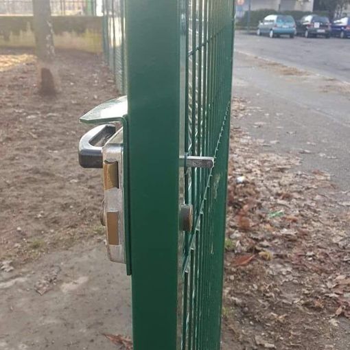 Maniglie rubate e polpette con pezzi di vetro nell’area cani di via Petrella a Torino