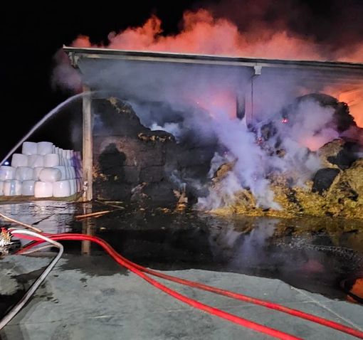 Le fiamme divorano un fienile a Isolabella: notte di lavoro per i vigili del fuoco [VIDEO]