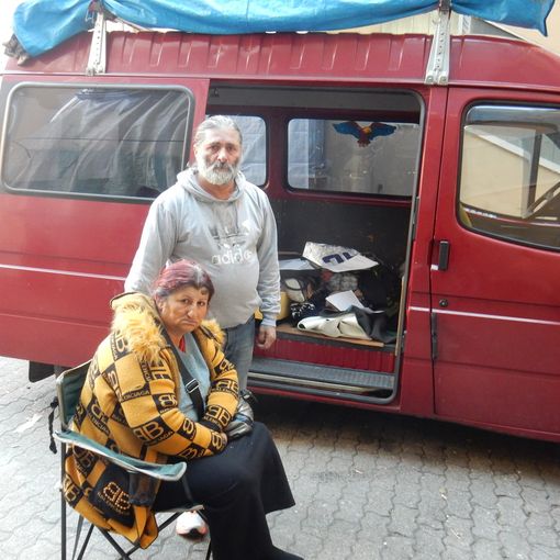 Dopo lo sfratto vivono dentro un furgone: “Chiediamo solo una mano per vivere”
