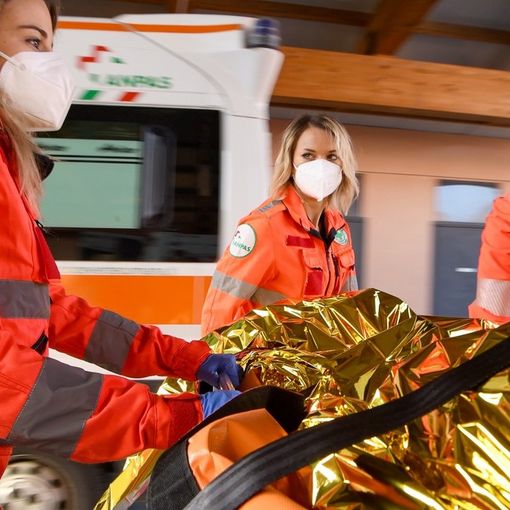 Donata un'ambulanza e attrezzature ai volontari dell'Anpas di Caravino