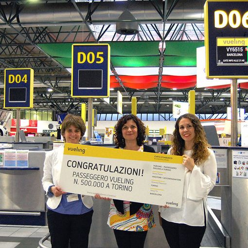 Mariangela Ferraro passeggera Vueling numero 500.000 di Torino, tra Francesca Soncini, Responsabile Relazioni Esterne dell’Aeroporto di Torino e Victoria Lázare, Account Manager di Vueling per l’Italia