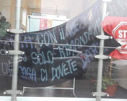 Famiglia sotto sfratto: collettivo Prendocasa occupa sede servizi sociali