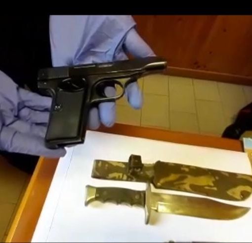 Sequestrate armi, coltelli e contabilità usuraia a casa di un insospettabile pensionato: arrestato dai carabinieri