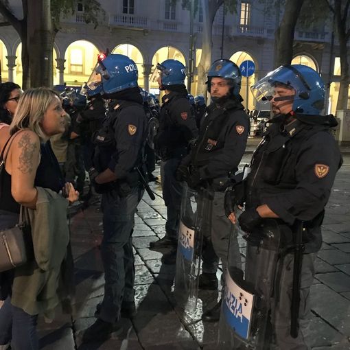 I No Green Pass sfilano ancora a Torino: tensione in corso Vinzaglio con la polizia [VIDEO e FOTO]