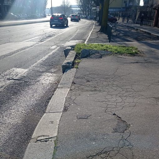 Strada Altessano, il cordolo rotto preoccupa gli automobilisti: &quot;E' pericoloso&quot;