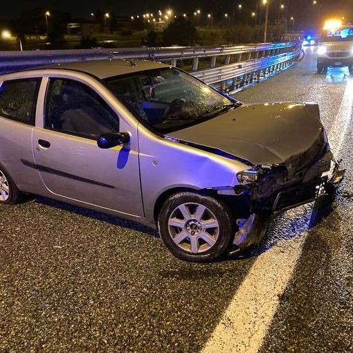 Un’ auto finisce nella scarpata, un’altra sbatte contro il guard-rail: traffico in tilt in tangenziale