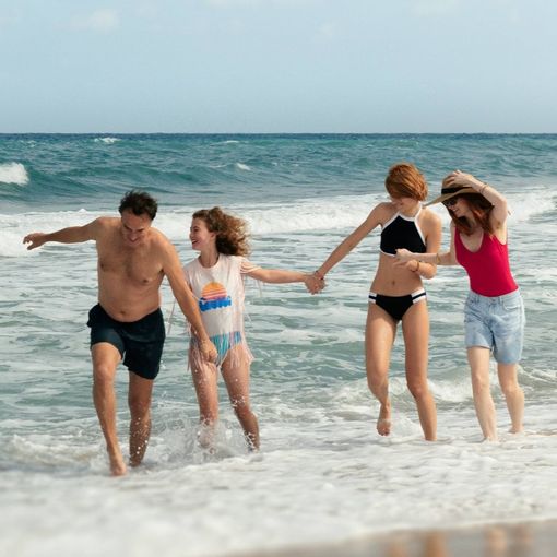 fotogramma di un film con persone in riva al mare