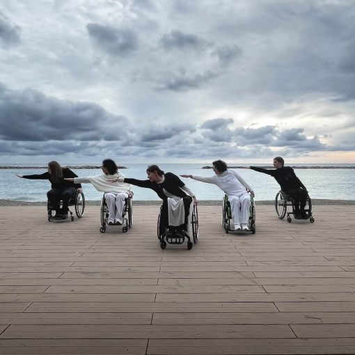 persone in carrozzina che fanno yoga