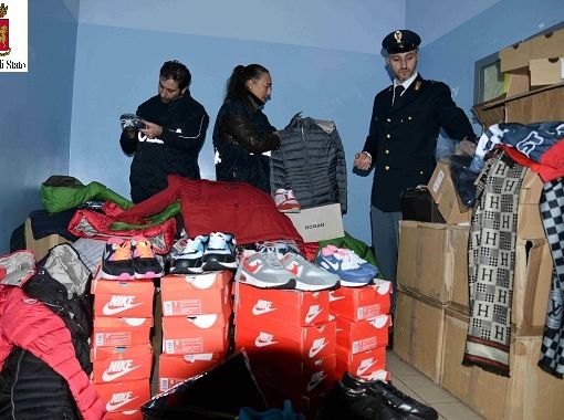 Scovato un box con 215 capi contraffatti: denunciato cittadino marocchino di 40 anni