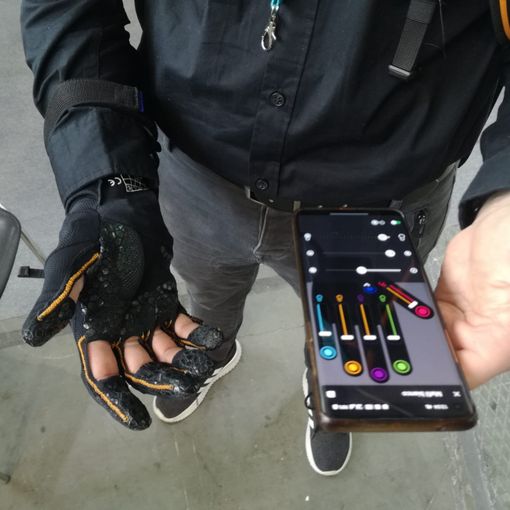 guanto bionico controllato da uno smartphone