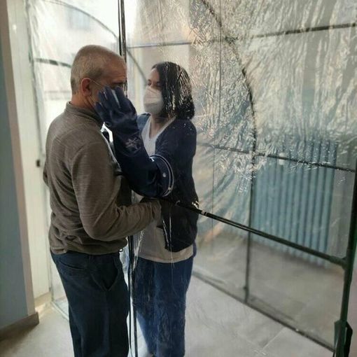 Incontro tra due persone nella stanza degli abbracci in ospedale