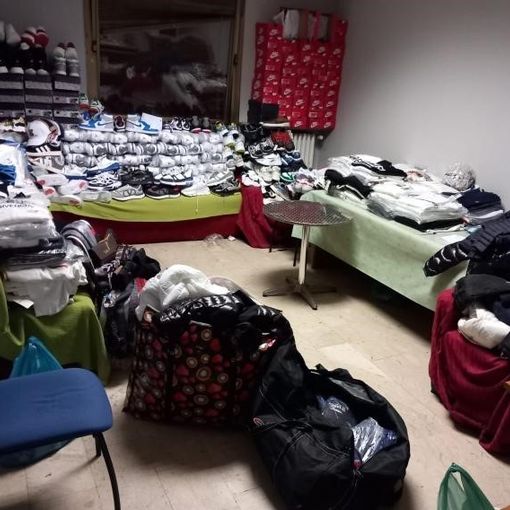 Scoperti a vendere capi contraffatti: denunciati dalla Polizia